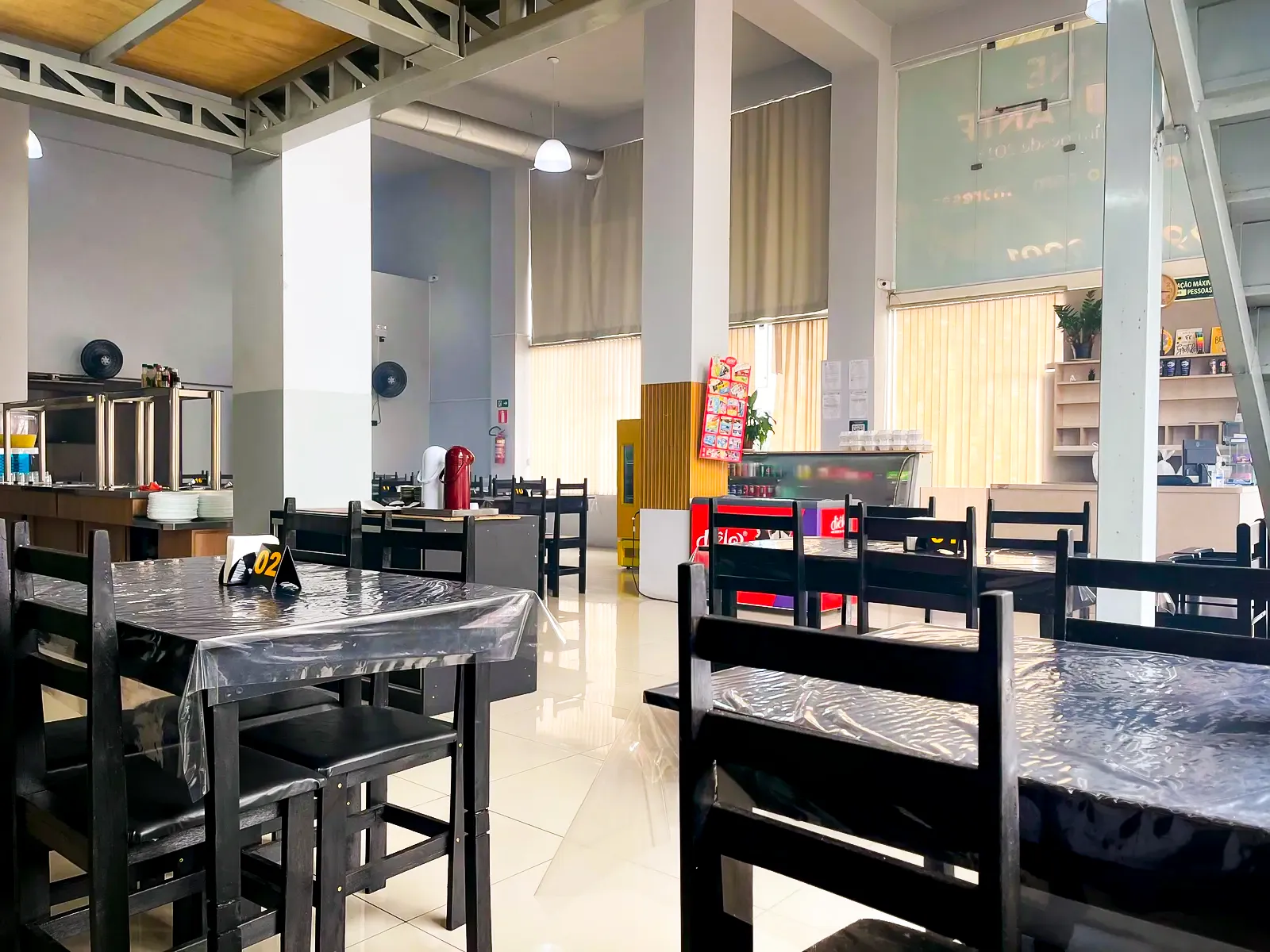 Interior do restaurante com mesas e cadeiras