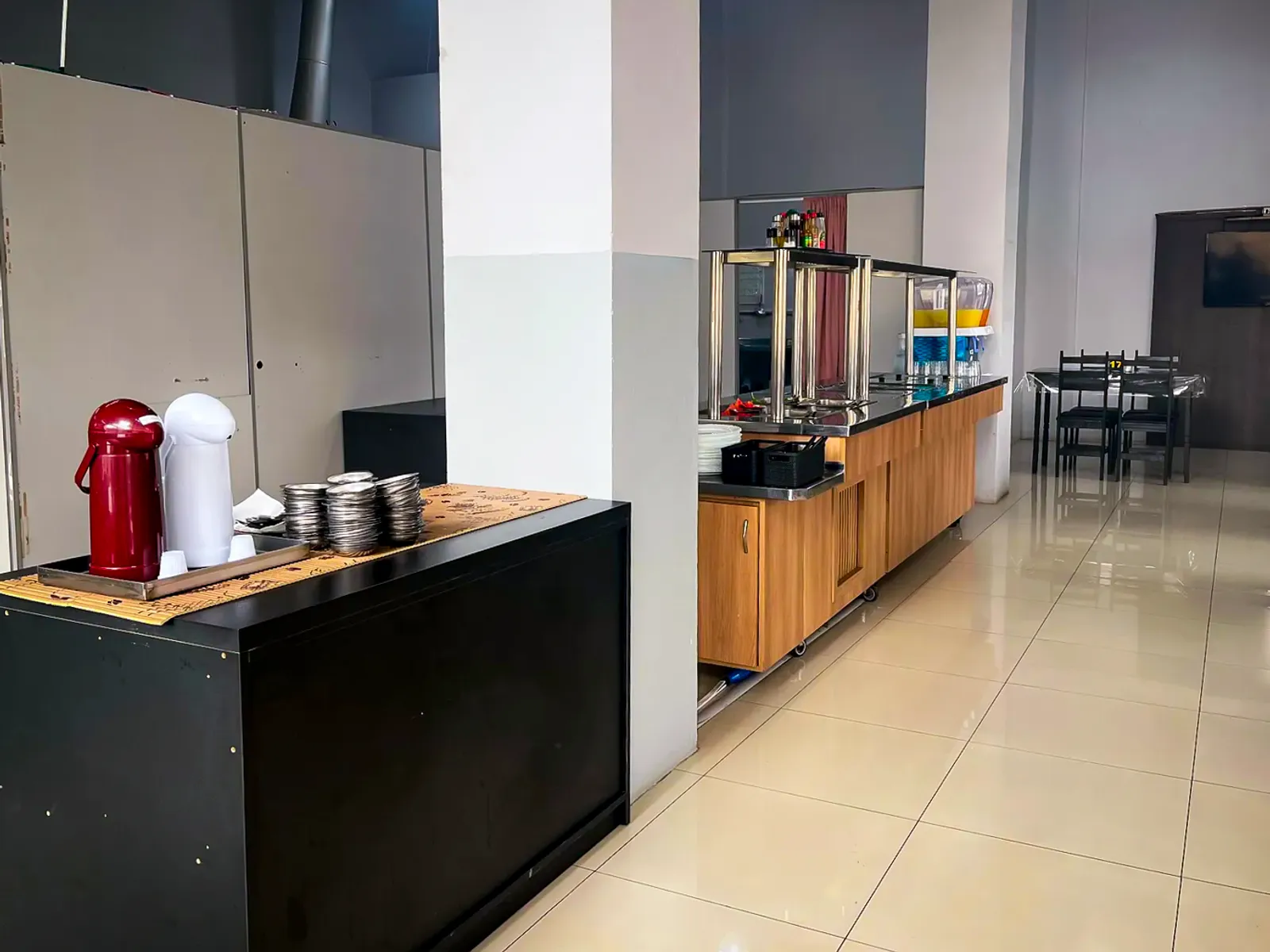 Buffet com variedade de comida caseira