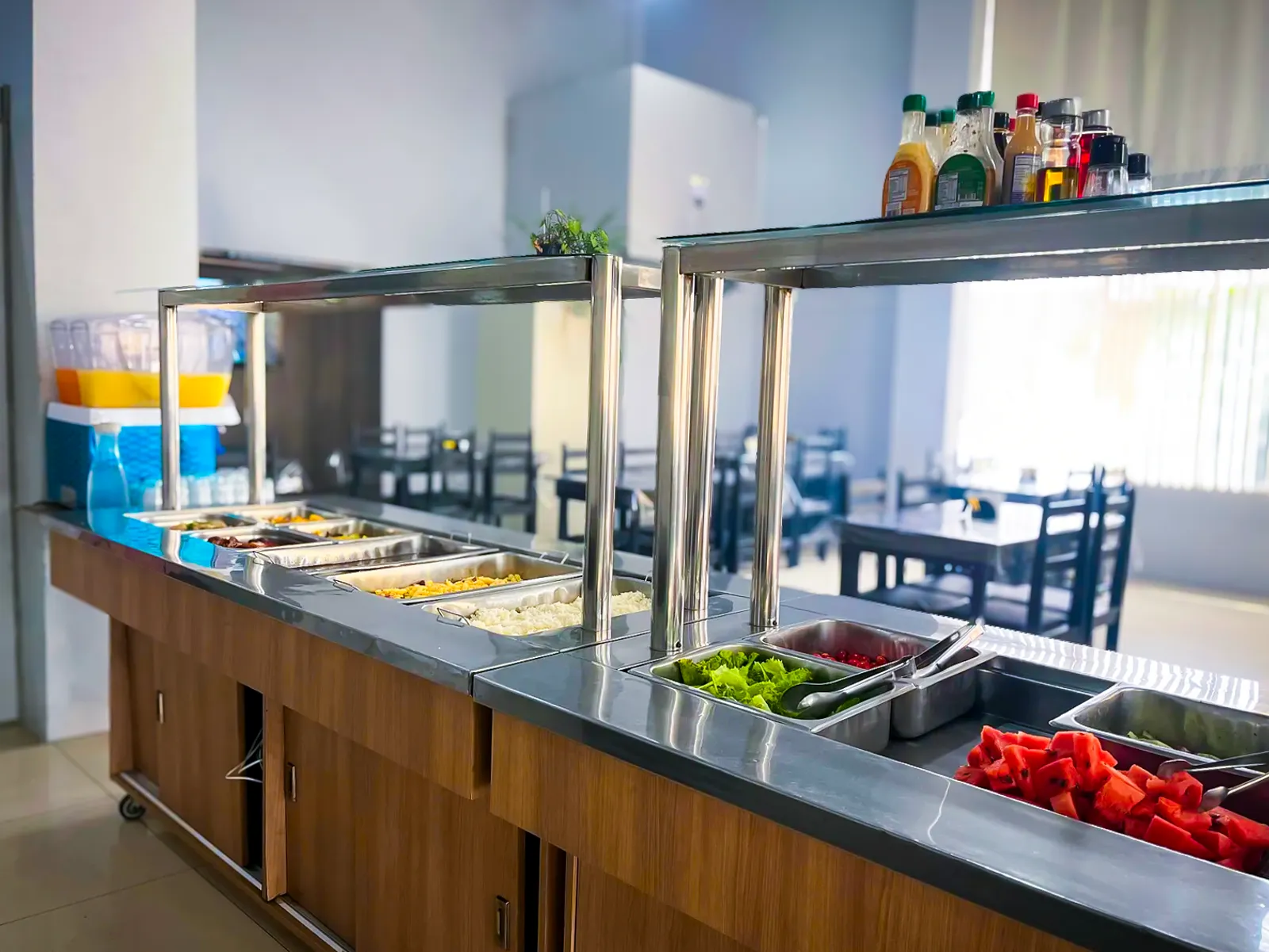 Buffet com pratos variados servidos no almoço