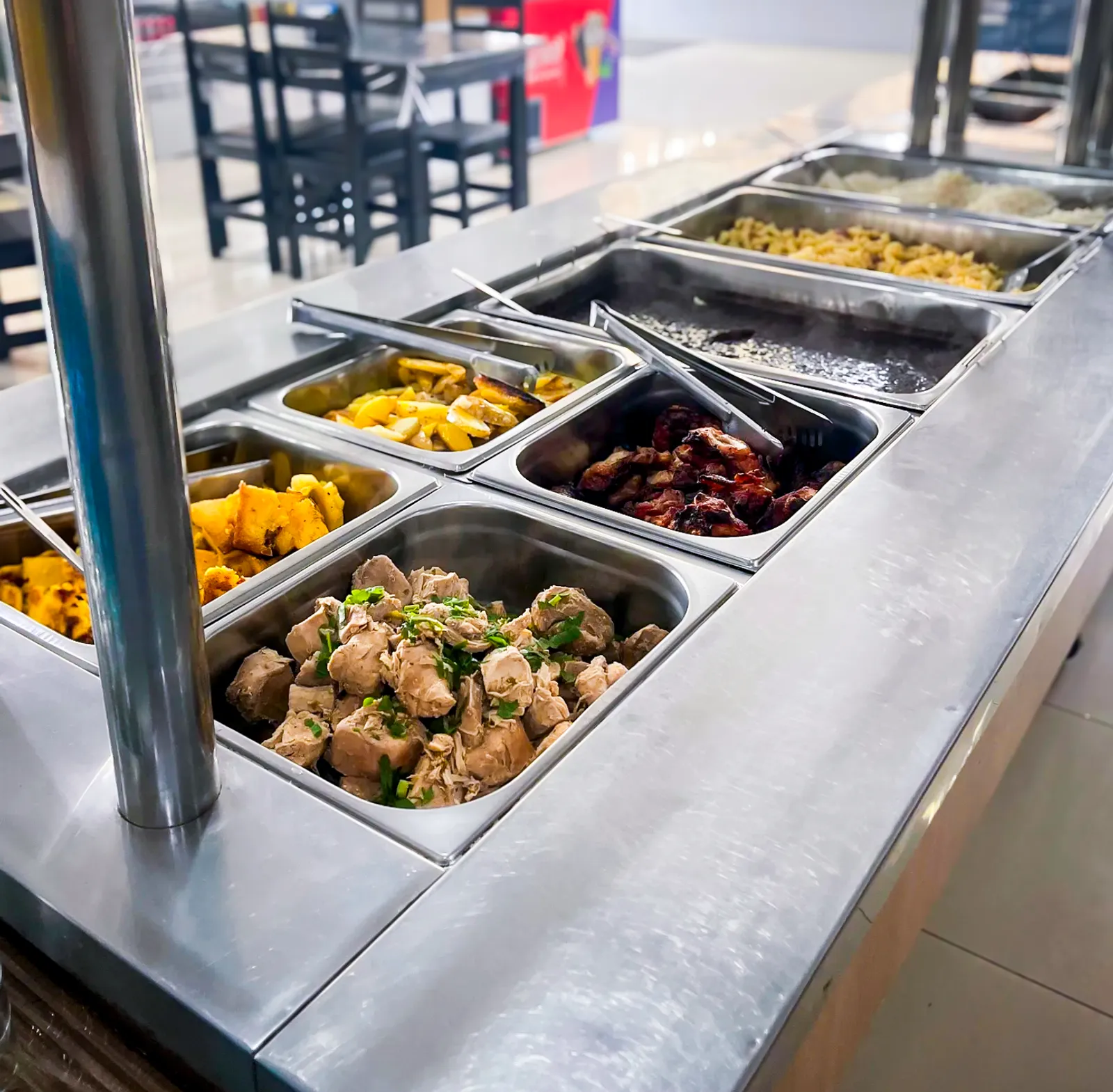 Buffet com variedade de pratos quentes
