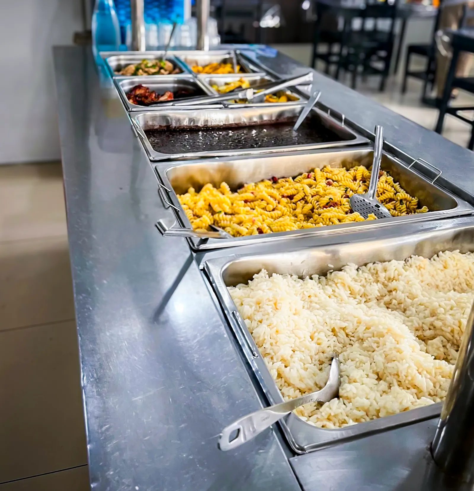 Buffet com variedade de pratos quentes