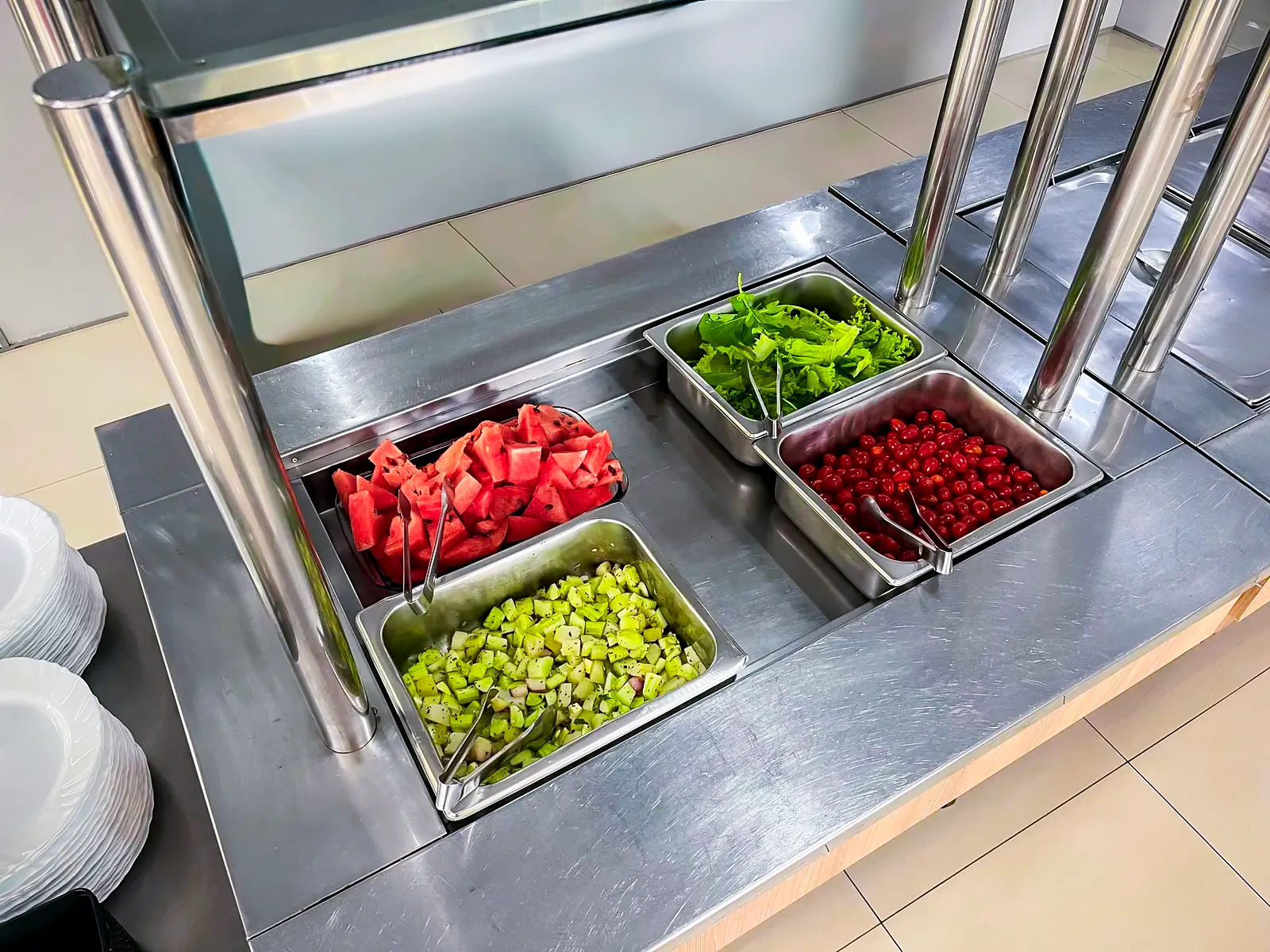 Buffet com variedade de saladas e complementos