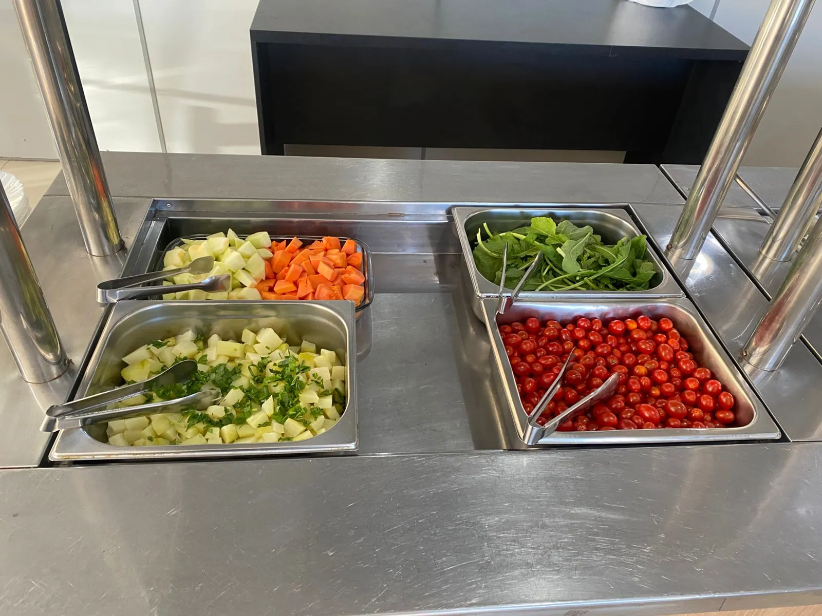 Buffet com variedade de saladas e complementos