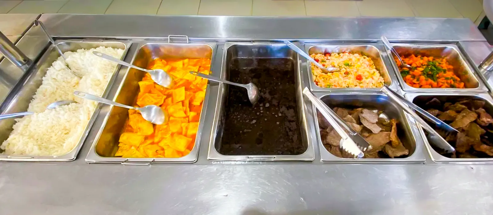Buffet com variedade de pratos quentes