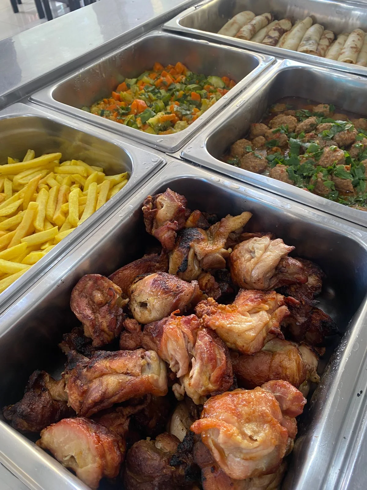 Frango assado, batatas fritas e acompanhamentos quentes