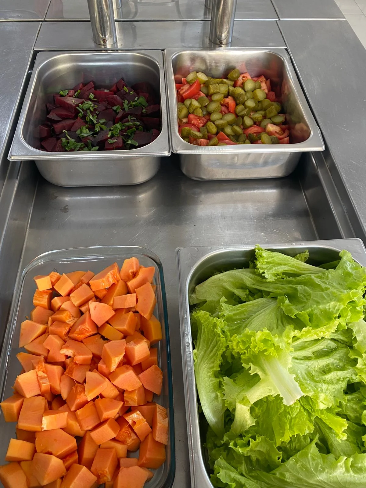 Saladas frescas com folhas, legumes, tomate e beterraba