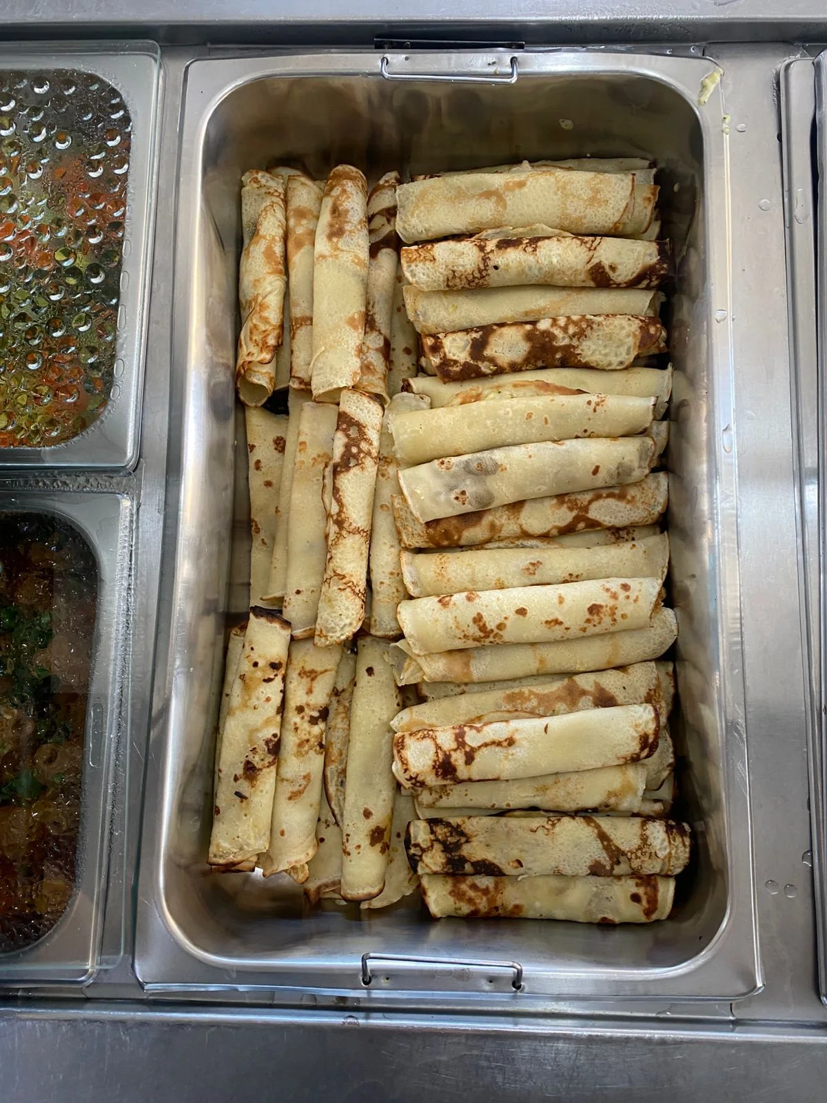 Panquecas servidas entre as opções do buffet