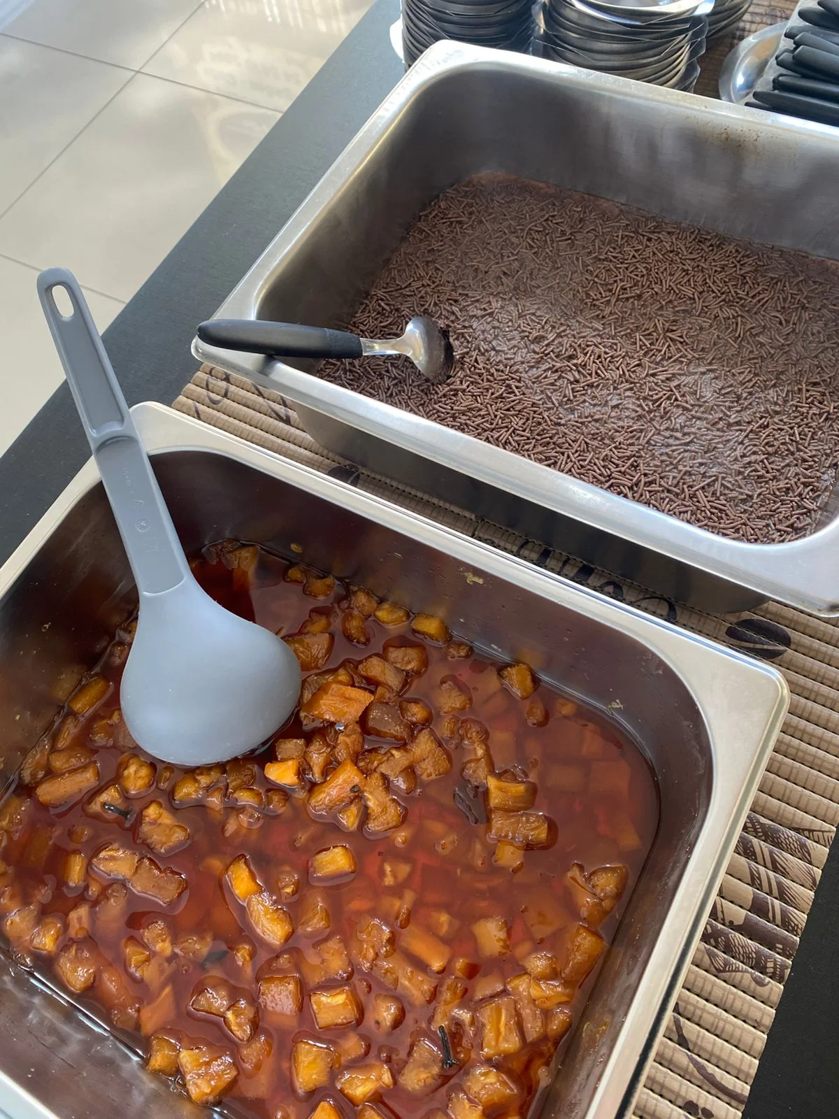 Prato quente e sobremesa preparados para o almoço