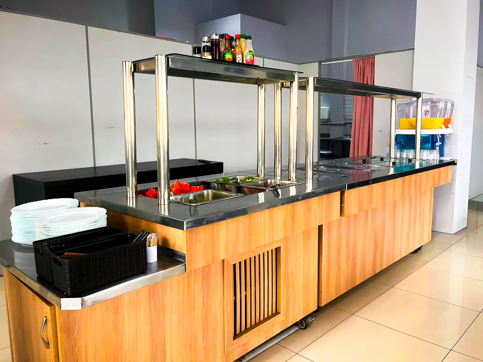 Buffet com variedade de alimentos