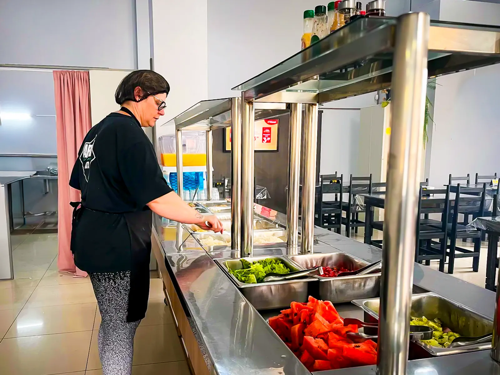 Geila trabalhando no buffet do Divine Restaurante