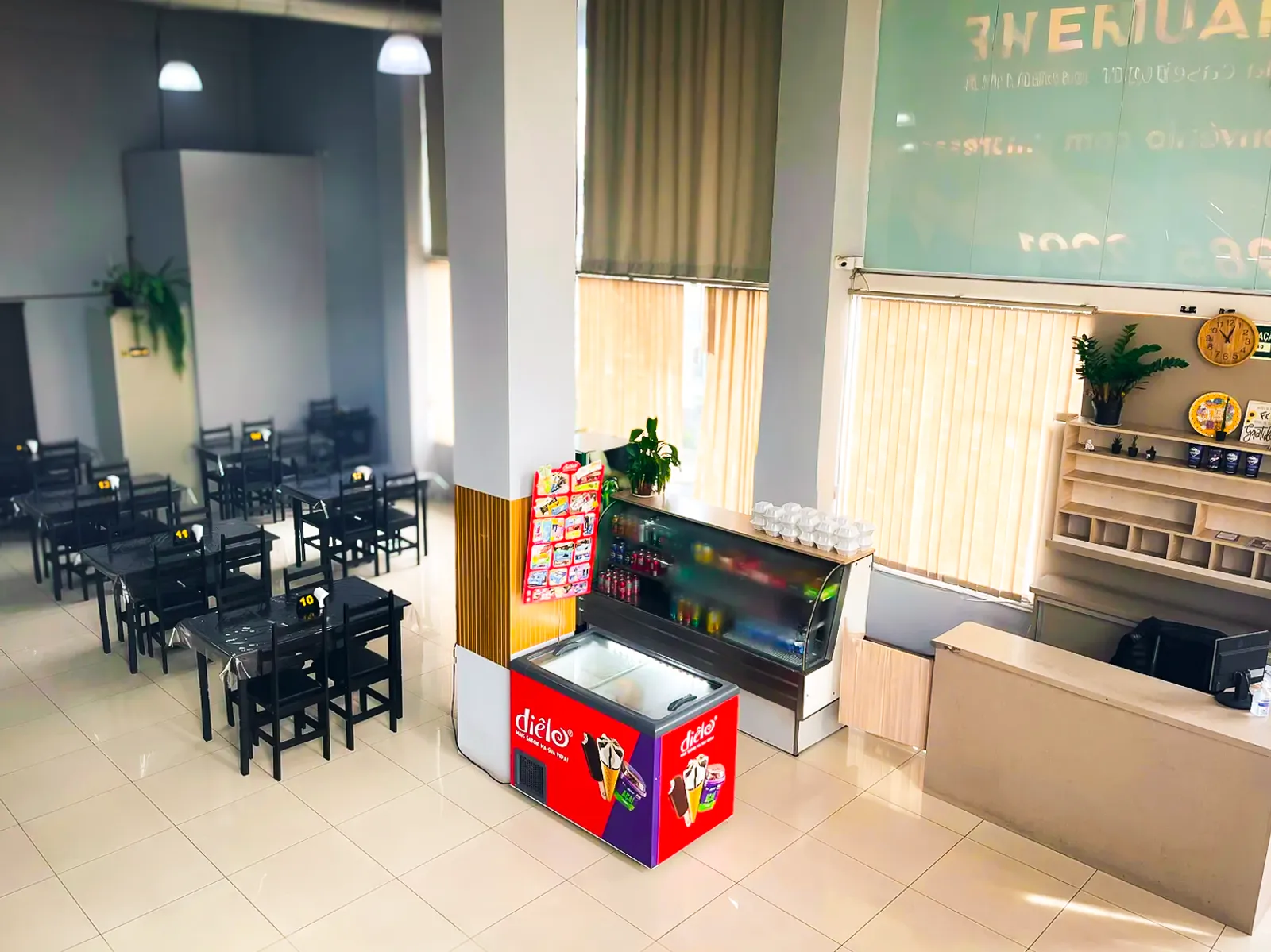 Mesas e ambiente interno do restaurante